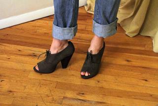 Grace Helbig feet photo thumbnail