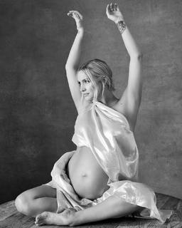 Ashlee Simpson feet photo thumbnail