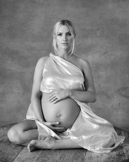 Ashlee Simpson feet photo thumbnail