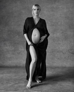 Ashlee Simpson feet photo thumbnail