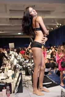 Adriana Lima feet photo thumbnail