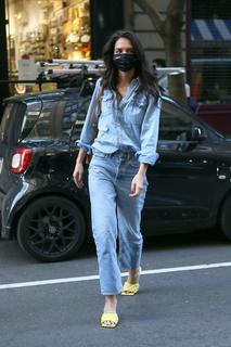 Katie Holmes feet photo thumbnail