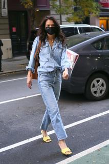 Katie Holmes feet photo thumbnail