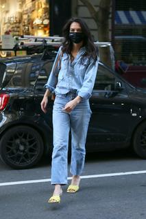 Katie Holmes feet photo thumbnail