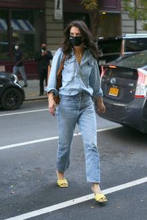 Katie Holmes feet photo thumbnail
