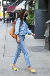 Katie Holmes feet photo thumbnail