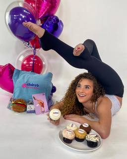 Sofie Dossi feet photo thumbnail