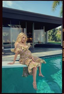 Emma Roberts feet photo thumbnail