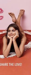 Taylor Hill feet photo thumbnail