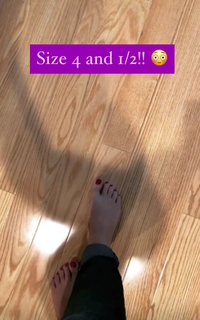 Angela Kinsey feet photo thumbnail