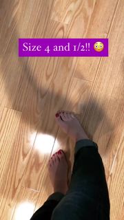 Angela Kinsey feet photo thumbnail