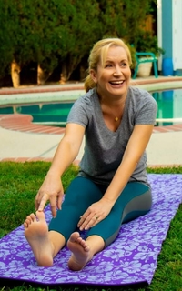 Angela Kinsey feet photo thumbnail