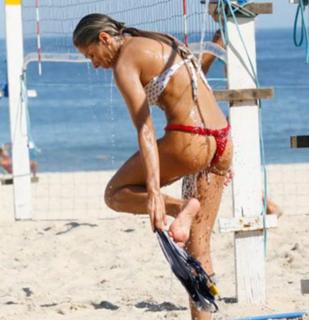 Adriane Galisteu feet photo thumbnail