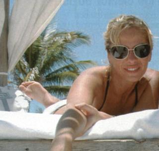 Adriane Galisteu feet photo thumbnail