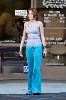 Miley Cyrus feet photo thumbnail