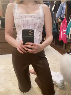 Sophie Turner feet photo thumbnail