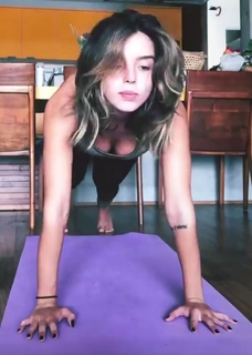 Giovanna Lancellotti feet photo thumbnail