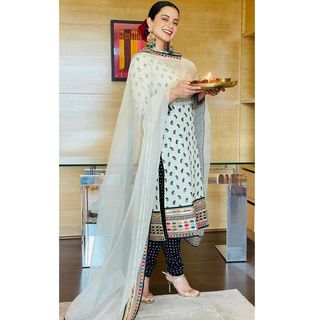Kangana Ranaut feet photo thumbnail