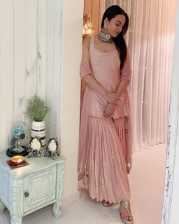 Sonakshi Sinha feet photo thumbnail