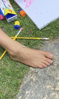 Isis Valverde feet photo thumbnail