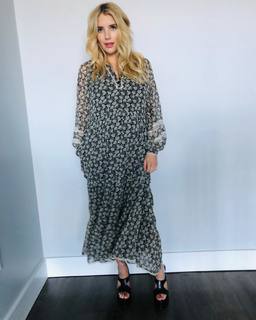 Emma Roberts feet photo thumbnail