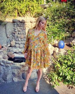 Emma Roberts feet photo thumbnail