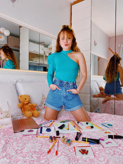 Larissa Manoela feet photo thumbnail