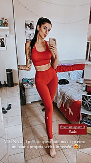 Valentina Vignali feet photo thumbnail
