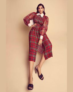Sonam Kapoor feet photo thumbnail