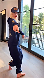 Gwen Stefani feet photo thumbnail
