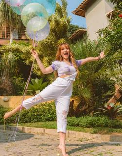 Larissa Manoela feet photo thumbnail