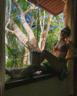 Camila Queiroz feet photo thumbnail