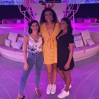 Megan Olivi feet photo thumbnail