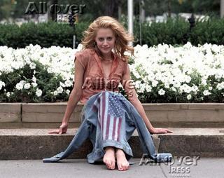 Brittany Murphy feet photo thumbnail