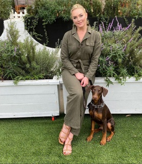 Elisabeth Röhm feet photo thumbnail