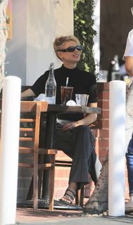 Charlotte McKinney feet photo thumbnail