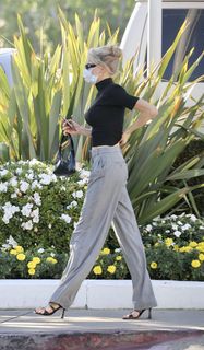 Charlotte McKinney feet photo thumbnail