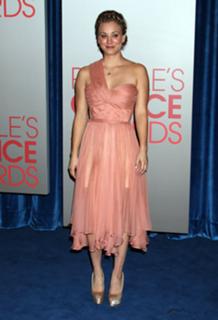 Kaley Cuoco feet photo thumbnail