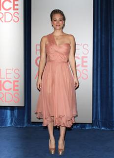 Kaley Cuoco feet photo thumbnail
