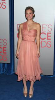 Kaley Cuoco feet photo thumbnail