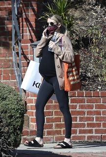 Emma Roberts feet photo thumbnail