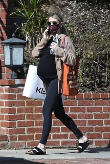 Emma Roberts feet photo thumbnail