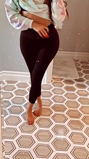 Khloé Kardashian feet photo thumbnail