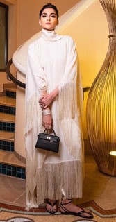 Sonam Kapoor feet photo thumbnail