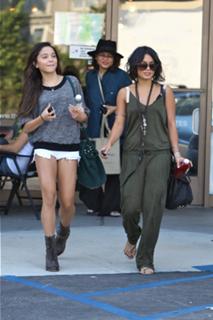 Vanessa Hudgens feet photo thumbnail