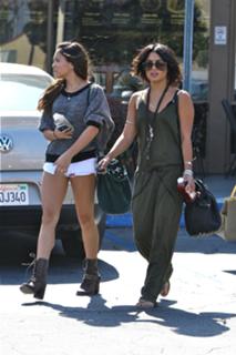 Vanessa Hudgens feet photo thumbnail
