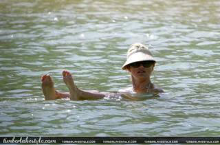 Cameron Diaz feet photo thumbnail