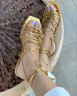 Cláudia Citroni feet photo thumbnail