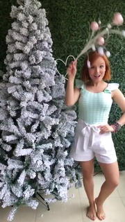 Larissa Manoela feet photo thumbnail