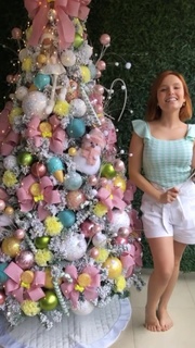 Larissa Manoela feet photo thumbnail